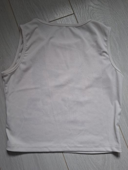 Белая майка с черным принтом