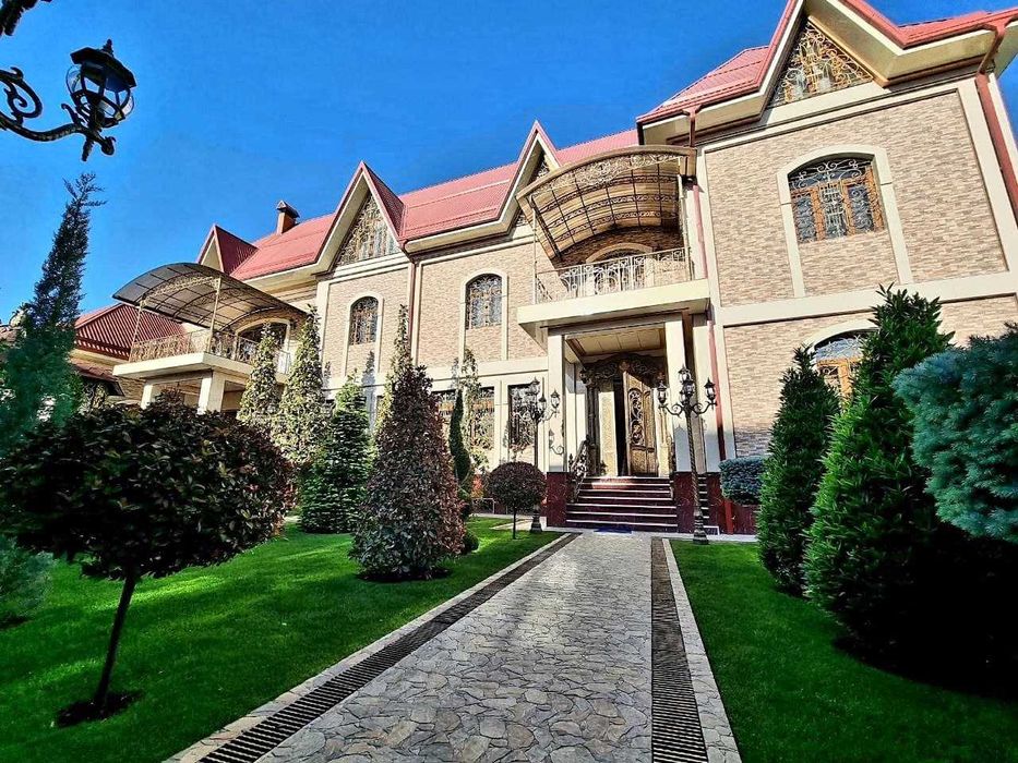 Огромный особняк с 10 сотками на Никитина