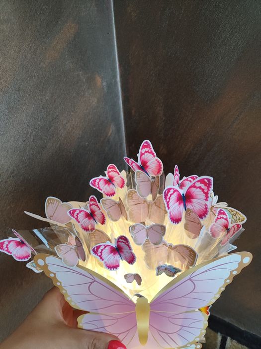 Светещ пеперуден букет