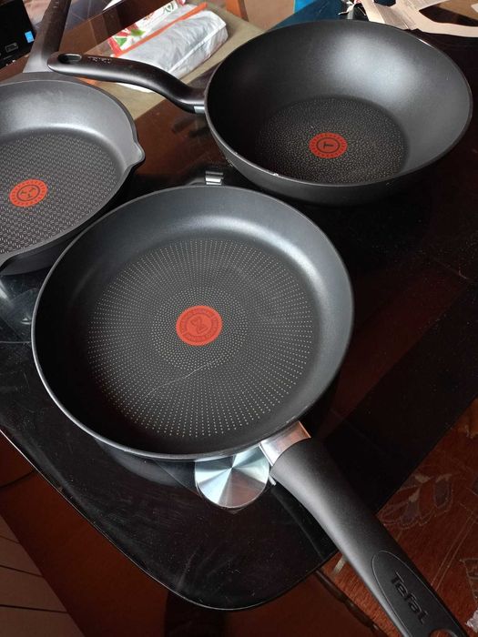 3 бр. индукционни тефлонови тигани Tefal Aroma, нови, но със забележки