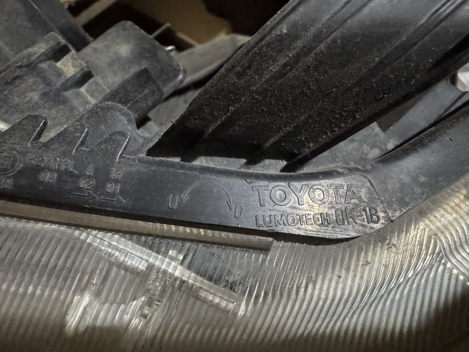 Левая фара Hilux