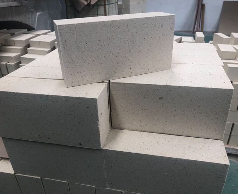 Огнеупорный кирпич белый.