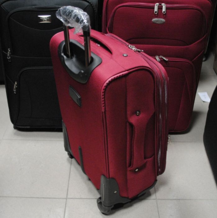 Куфар на колелца малък  с допълнителни джобове