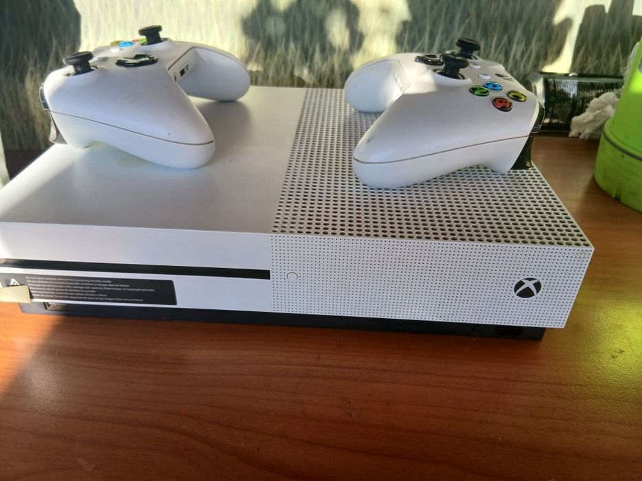 Xbox one S + 2 controllere