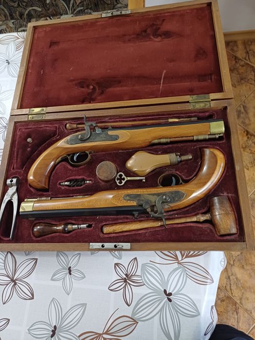 Чифт капсулни пистолети