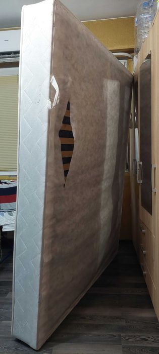 Пружинен матрак 160 на 200 на 20см.Много запазен.