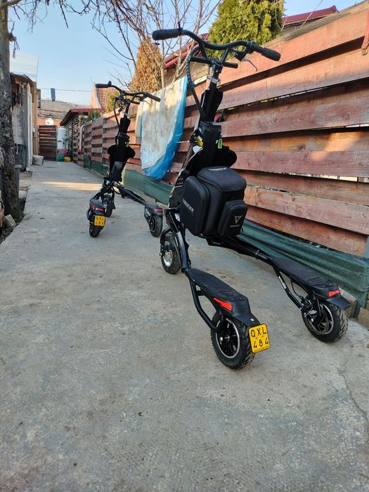 Vând scutere electrice cu 2500 de chilometri la bord .