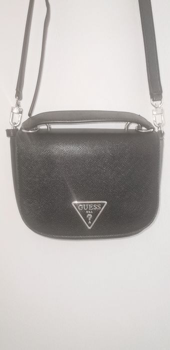 Geanta Guess neagra ajustabila de umar