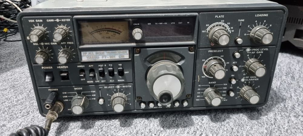 Statie transceiver Yaesu FT 901 DM si  FT 780 R