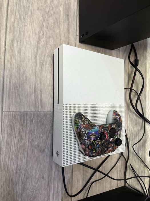 Продам приставку Xbox one s