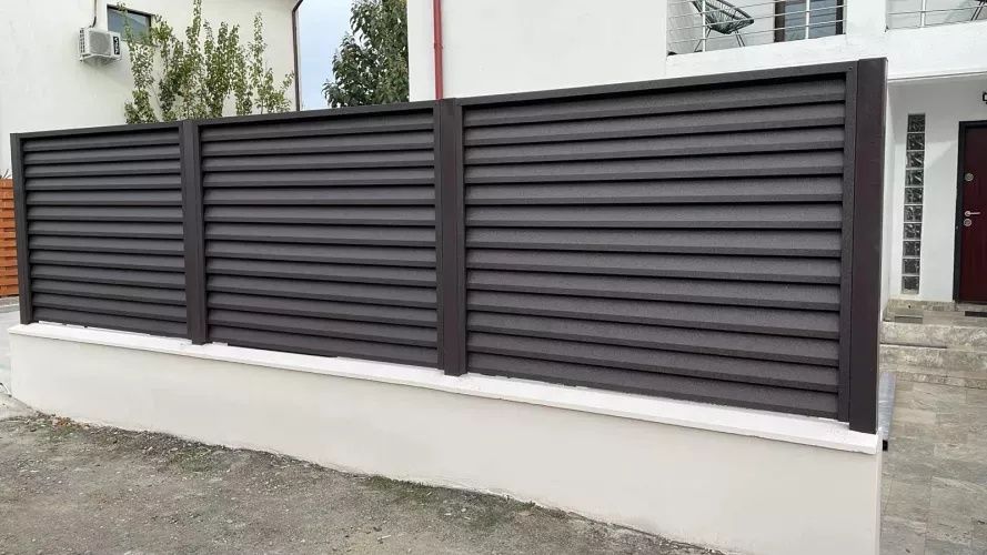 Garduri jaluzea si garduri din sipcă metalica