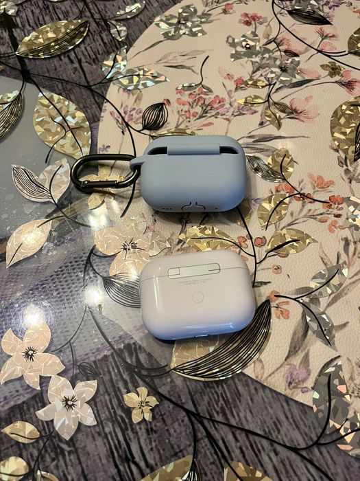 Vand airpods pro in stare foarte buna + husa !
