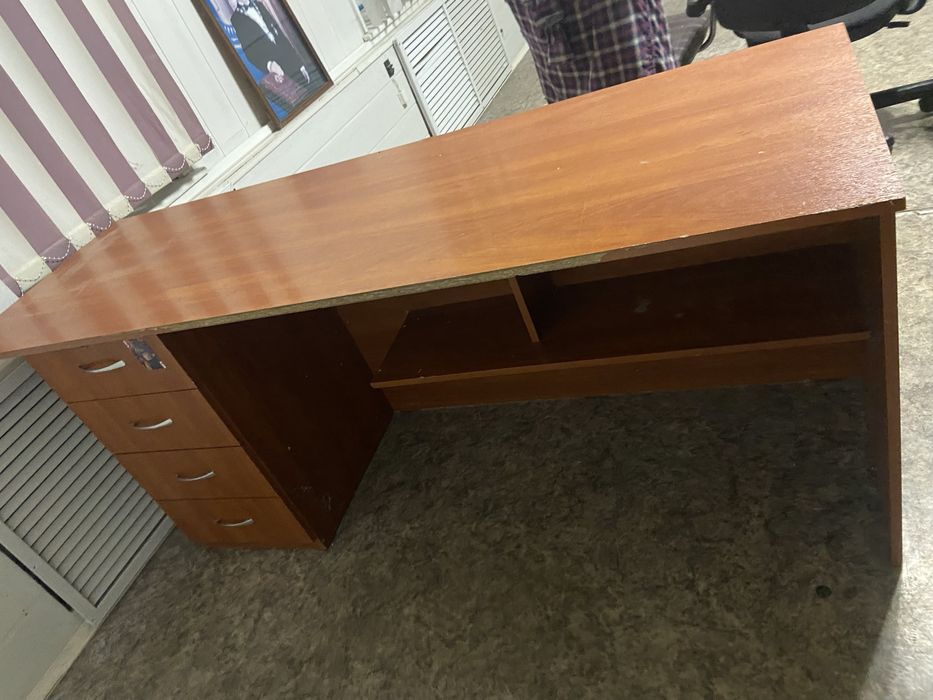 Руководительский офисный стол