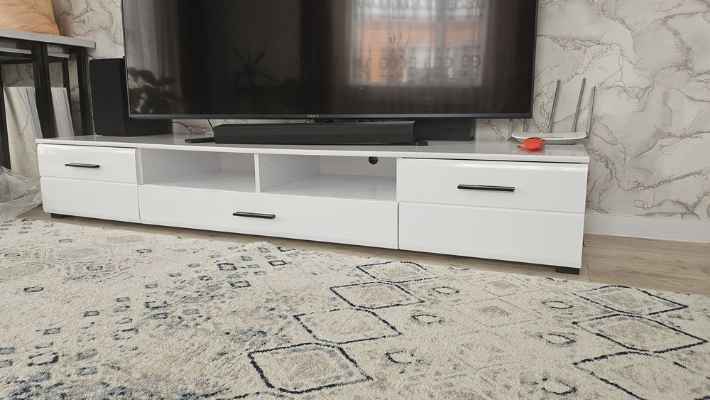 Тумба под тв, размеры 200×50×33.