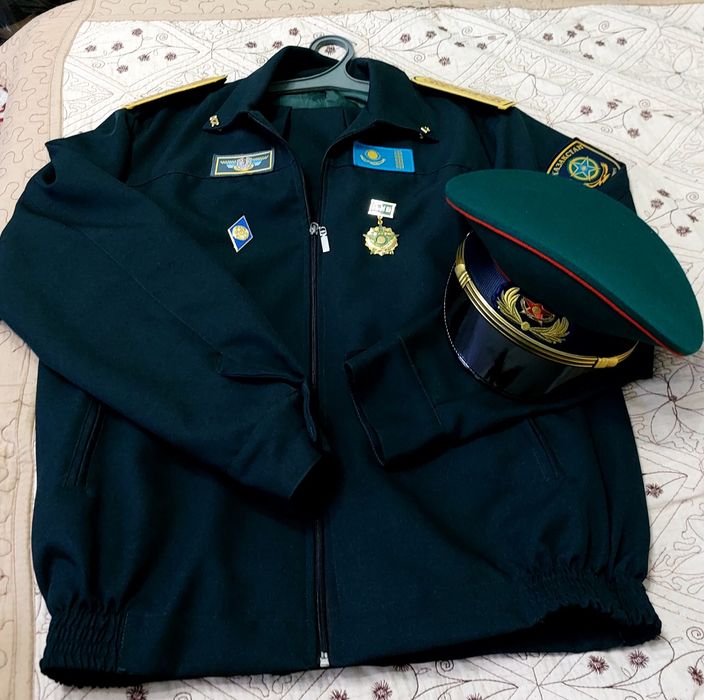 Офисный костюм фуражка