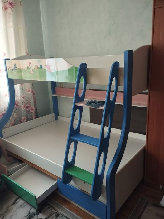 Продам кровать двухярусную