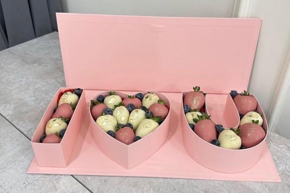 Клубника, финики и бананы в шоколаде