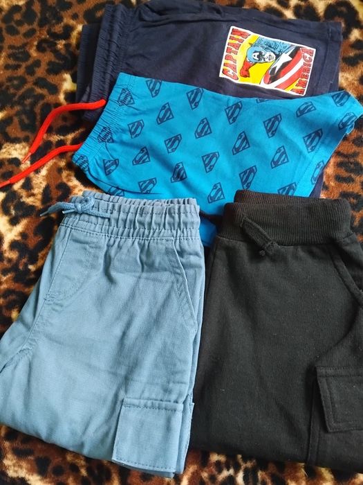 Pantaloni scurți pt băieți mărime 122