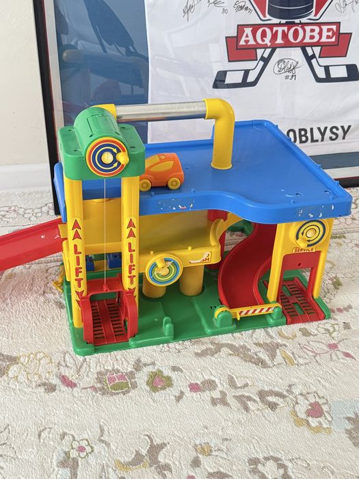 Продам игрушку гараж