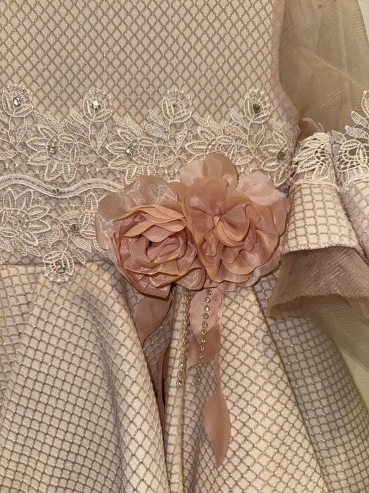 Продается нарядное платье для девочки