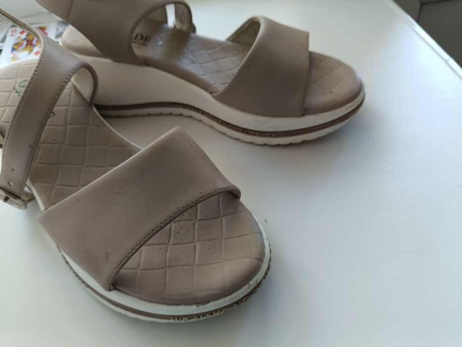 Продам женские босоножки