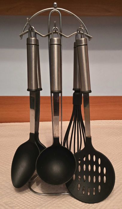 Platou cu farfurii de dulceață și ustensile de bucătărie