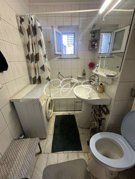 Apartament de vânzare 3 camere, decomandat, reabilitat complet.