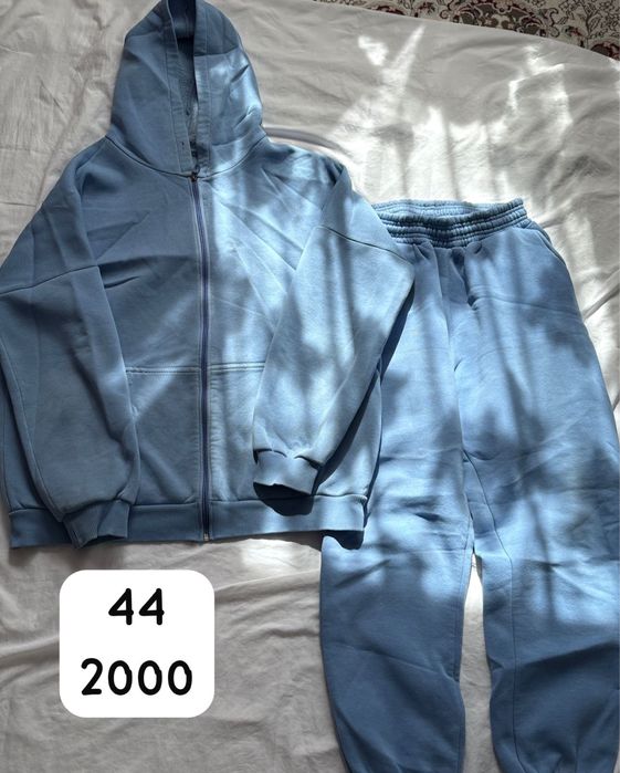 теплые спортивные костюмы и кофты