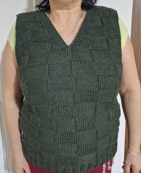 Vând veste și ciorapi crosetati de lână