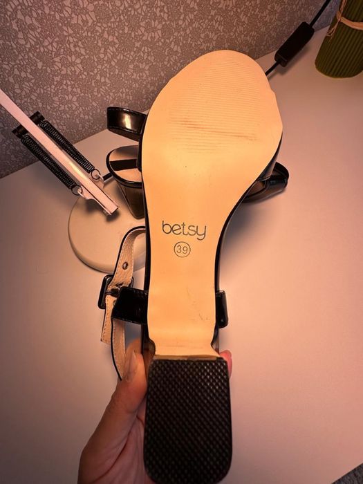 Отдам босоножки