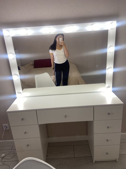 Туалетный столик визажиста с зеркалом и лампами, срочно