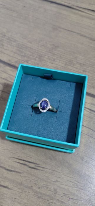 Тилла узук сотилади. С бриллиантами и сапфиром