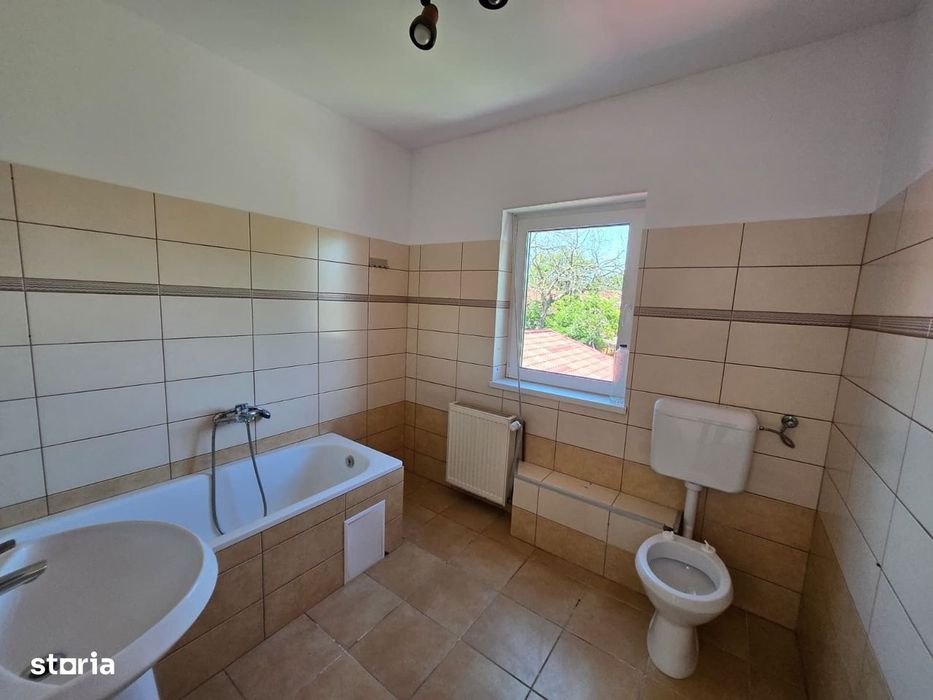 Casa individuala 7 camere+ apartament, 5 locuri de parcare. Sagului