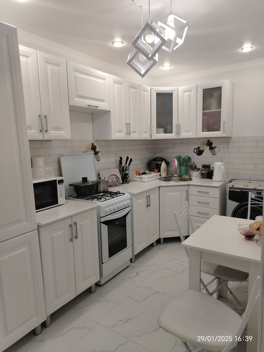 Продам 2- комн квартиру в 7/52, тёплая !!!