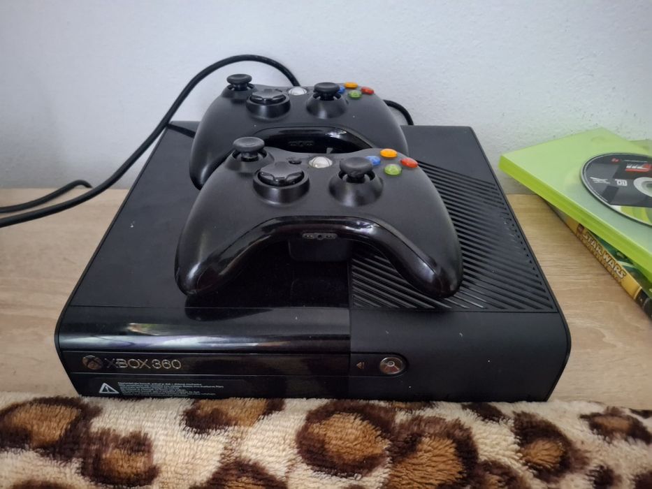 Vând xbox 360 E in stare bună