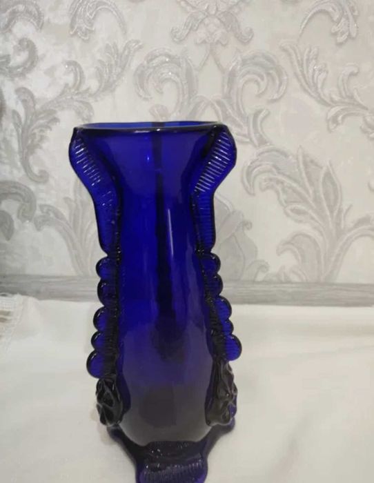 Вазы из цветного стекла.