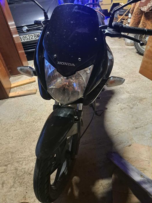 продавам Honda 125 CBF