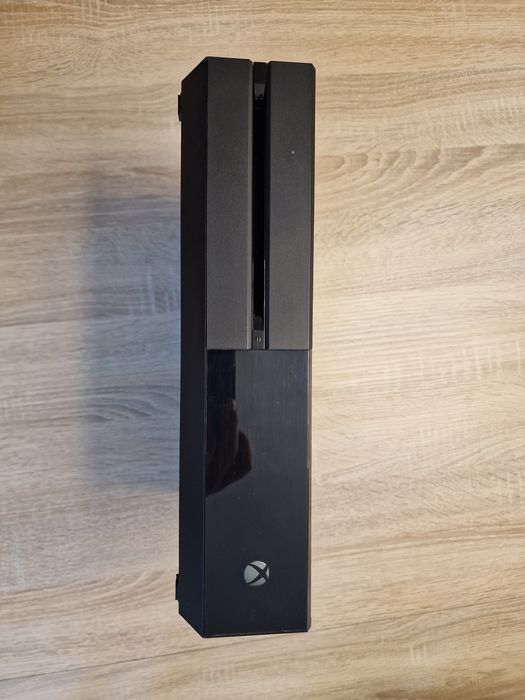 Xbox One 500gb с 2 контролера.