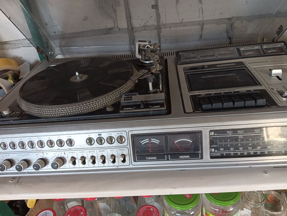 Cînd combina muzicala veche cu statie pikup și casetofon ,radio.