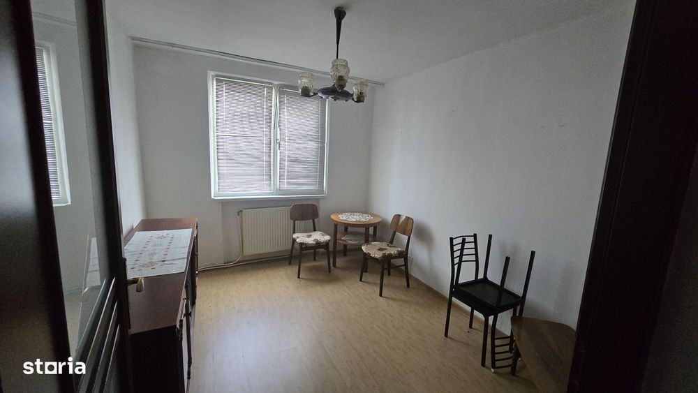 Vand apartament cu 4 camere zona centrala