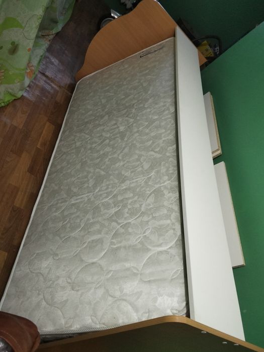 Бир кисилик такта сатылады почти новый матрас  хороший  10мынга берем