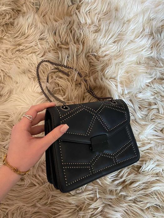 Черна чанта с метални капси и верижка