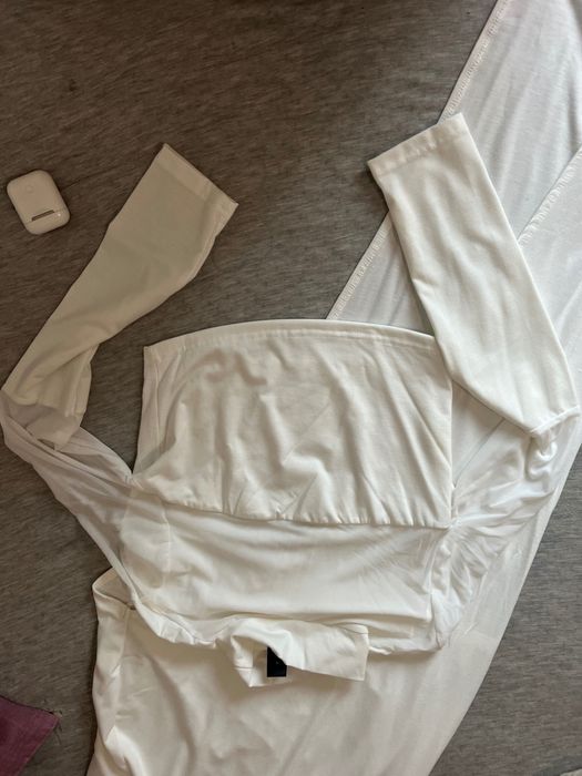 Костюмче от 2 части пола и дантелена блуза с дълъг ръкав