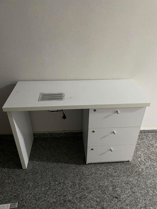 Masa manichiura unghii