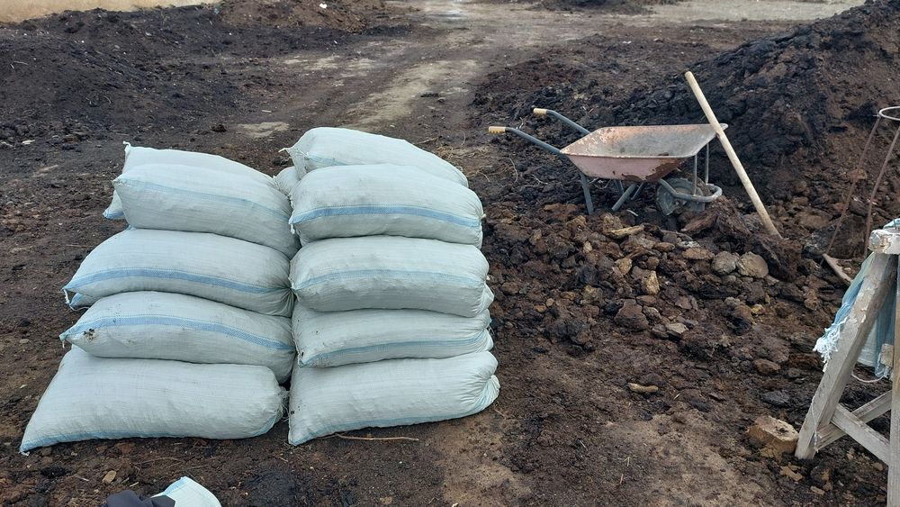 Перегной навоз удобрение в мешках.