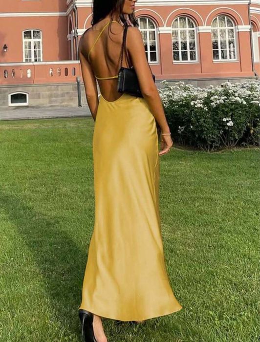 асиметрична сатенена рокля