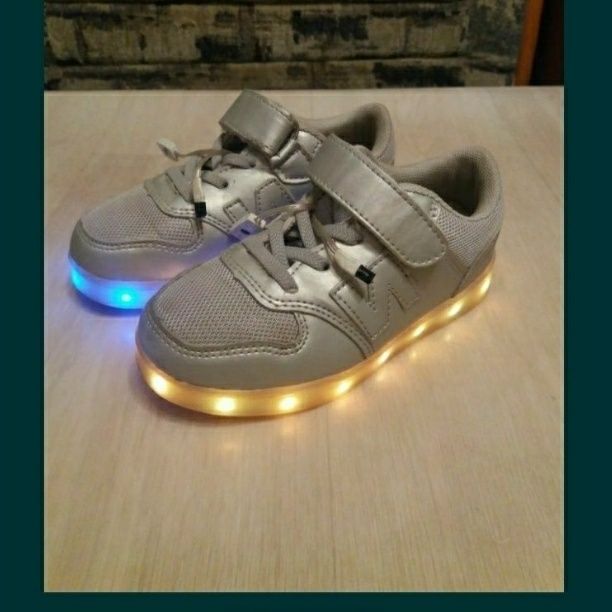 Продаются детские кроссовки