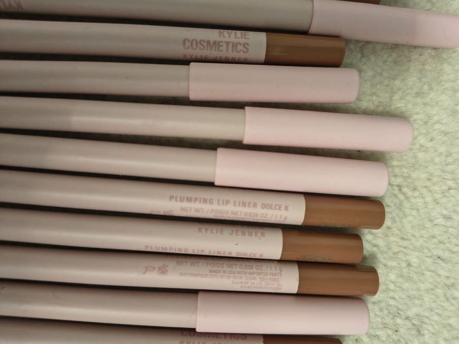 Creion de Buze Kylie Cosmetics Plumping Lip Liner Dolce