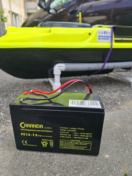 Barcă de nădit (bait boat) cu basculare momeală – 2 acumulatori incluși