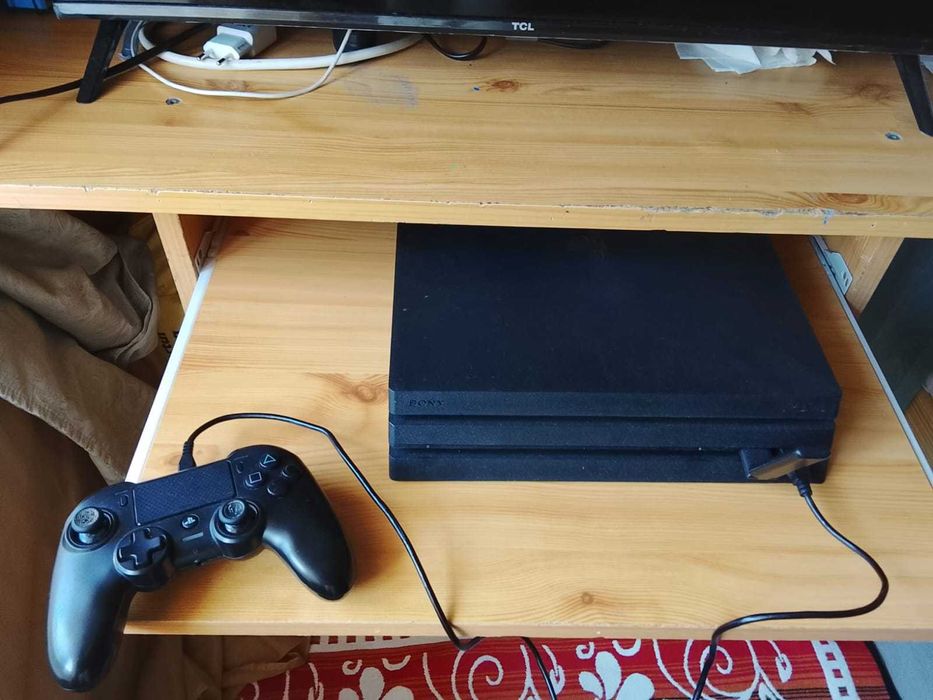Vand PS 4 Pro cu 2 manete si 4 jocuri
